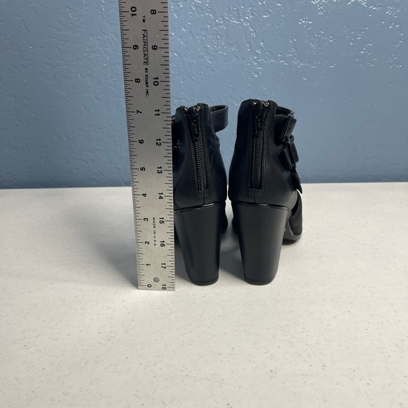 Gianni Bini black leather triple buckle strap block back zip open toe heels 9M - Picture 10 of 13